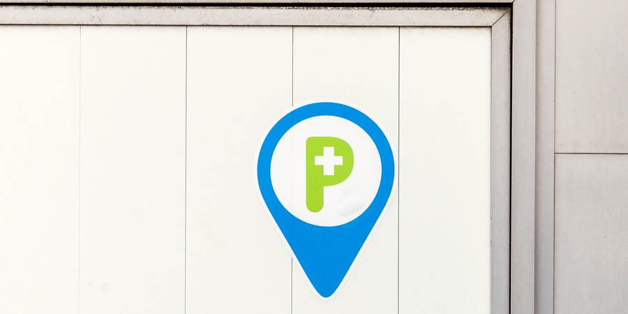 Zorgparking-sticker op garagepoort Zorgparking-sticker op garagepoort